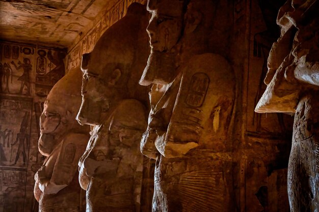 Wnętrze świątyni Abu Simbel z szczegółami posągów faraonów