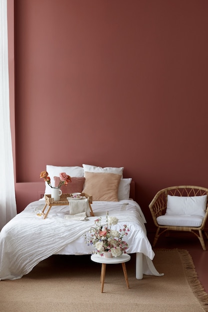 Wnętrze Sypialni Wiklinowego Fotela, łóżka I Małego Wiklinowego Stołu Na Nim Na śniadanie Z Różową ścianą