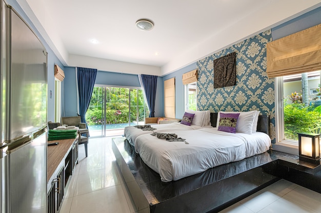 Zdjęcie wnętrze sypialnia w hotelu przy phuket tajlandia