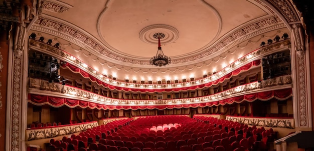 Zdjęcie wnętrze teatru z salą siedzącą czerwone krzesła dla publiczności w teatrze