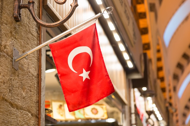 Wnętrze Uroczysty Bazar z turecczyzny flaga w Istanbuł, Turcja.