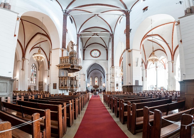 Wnętrze wielkiej katedry z gotyckimi elementami architektonicznymi