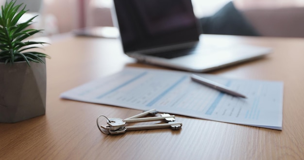 Wniosek o pożyczkę hipoteczną wyświetlany z laptopem na biurku Umowa pożyczki bankowej lub umowa najmu nieruchomości Napisz umowę biznesową dla przedsiębiorcy