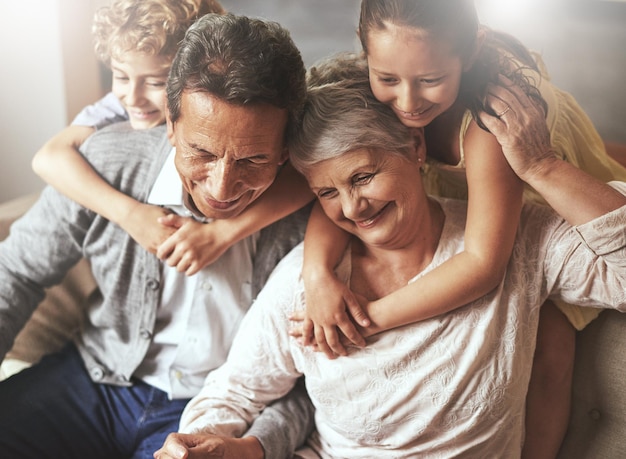 Wnuki są błogosławieństwem Ujęcie dziadków spędzających czas z wnukami w domu