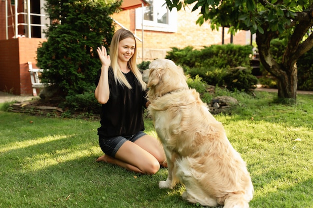 Zdjęcie woamn i pies labrador na zewnątrz