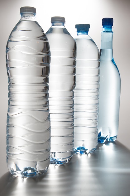 Woda butelki odizolowywać na białym tle