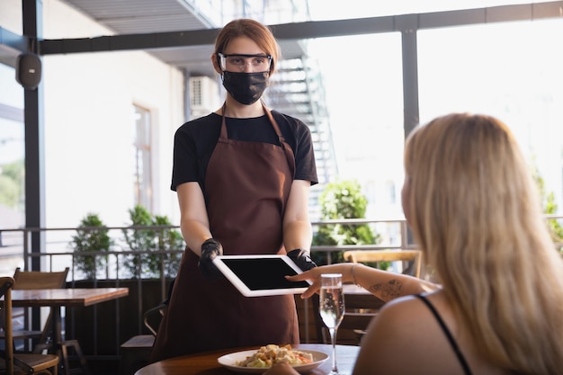 Woda Działająca Z Maską Na Twarz W Restauracji, Epidemia Koronawirusa