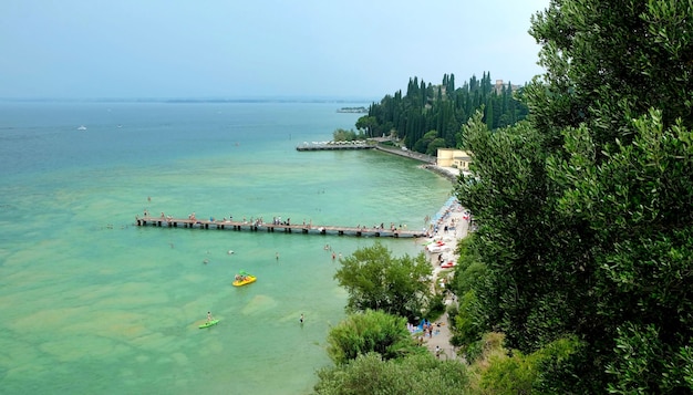 Woda Jeziora Garda We Włoszech Otoczona Górami Latem