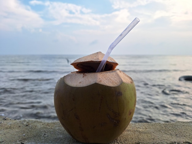 Zdjęcie woda kokosowa świeża na plaży