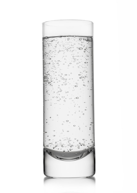 Woda mineralna gazowana z bąbelkami w szkle typu highball na białym tle