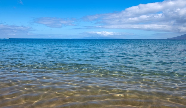 Woda morska w pomarszczonej wodzie szczegółowo tło fal oceanicznych wzór