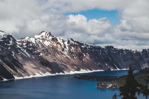 Woda obok Brown Mountain Photo