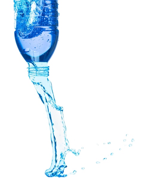 Woda pitna w plastikowej butelce upadek mucha w powietrzu eksplozja pływającej plastikowej butelki świeżej wody Plastikowe butelki świeżej wody wlać rzut w powietrzu Białe tło odizolowany zamrożenie ruchu z dużą prędkością