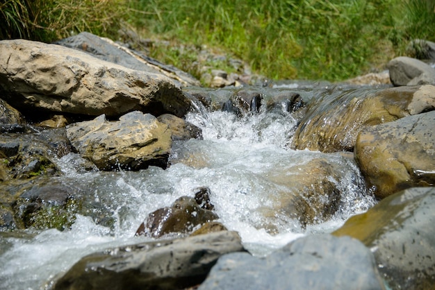 Woda przepływająca przez skały rzeczne w pobliżu gór w Nathia Gali Abbottabad Pakistan
