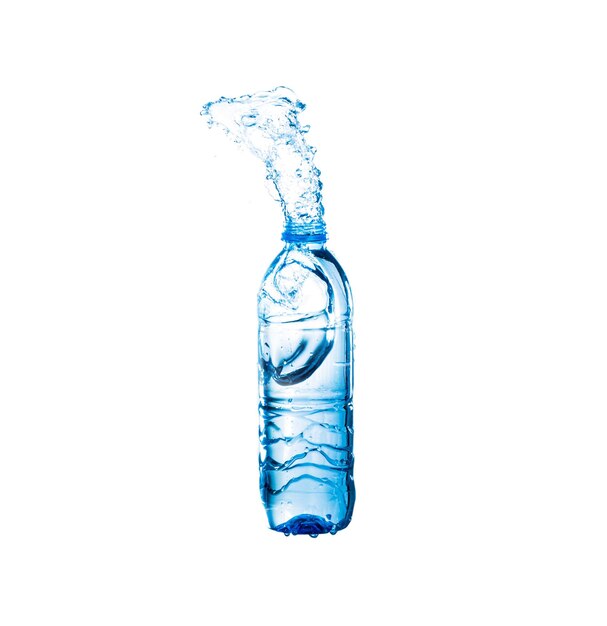 Zdjęcie woda rozpryskana z plastikowej butelki