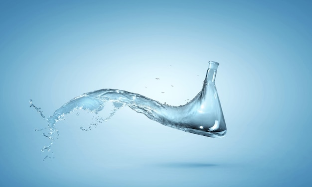 Woda rozpryskuje się ze szklanej butelki. Różne środki przekazu