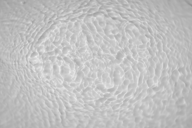 Woda spokojna fala tła tekstury wody koła i bąbelki na płynnej białej powierzchni