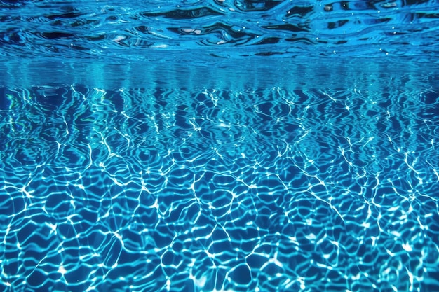 Woda w basenie jest rozdarta na niebiesko