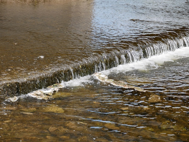 Zdjęcie woda w naturze mały wodospad na rzece z czystą wodą i kamieniami