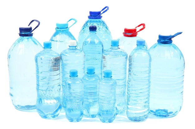 Woda w różnych butelkach odizolowywających na bielu