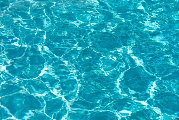Woda w tle basenu z abstrakcyjną falą o wysokiej rozdzielczości lub teksturą wody pomarszczonej