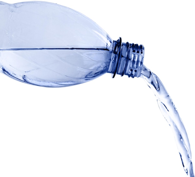 Woda wylewa się z plastikowej butelki - na białym tle