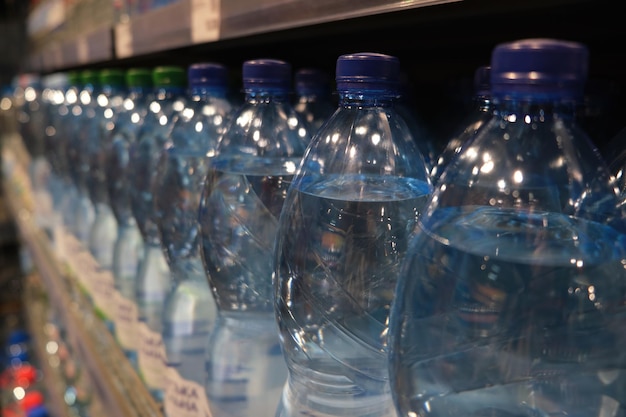 Woda źródlana na półce w supermarkecie w plastikowych butelkach Zbliżenie selektywne skupienie