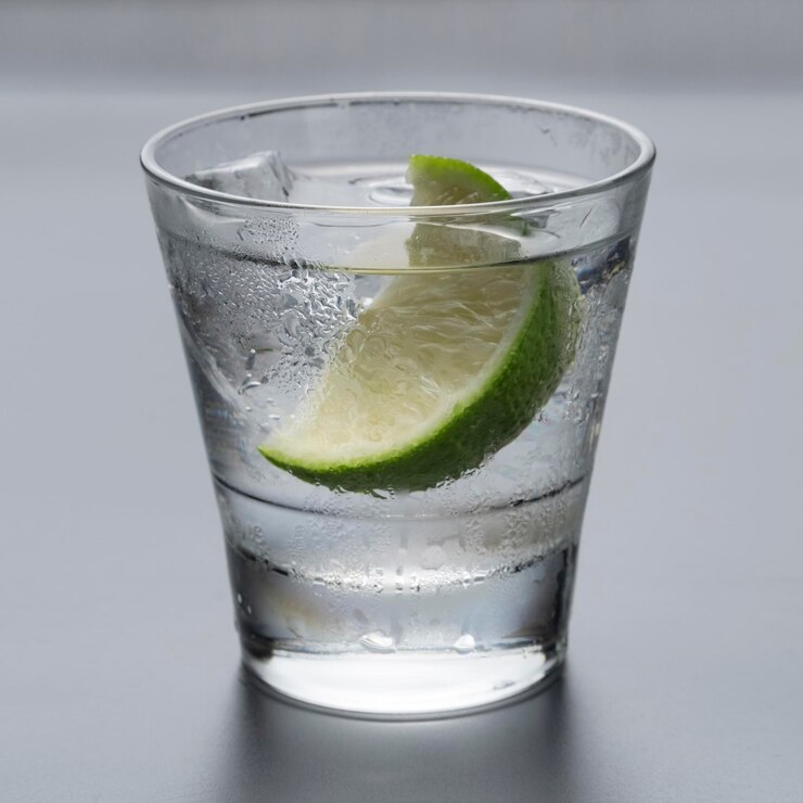 Wódka lub gin z cytryną w szkle rocks