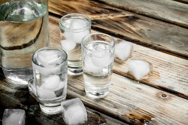 Wódka w butelce i kieliszki z lodem