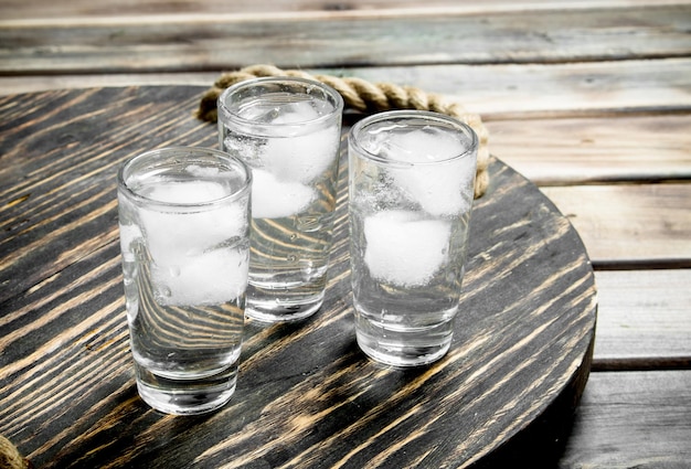 Wódka z lodem w kieliszku na tacy