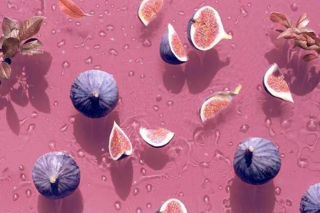 Wodne tło ze świeżymi dojrzałymi owocami figowymi i plastrami pływającymi w wodzie Zmarszczki wodne pierścienie i krople na żywym różowym tle kwadratowej kompozycji