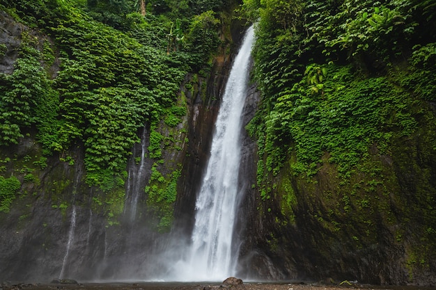 Wodospad Air Terjun Munduk. Wyspa Bali, Indonezja.
