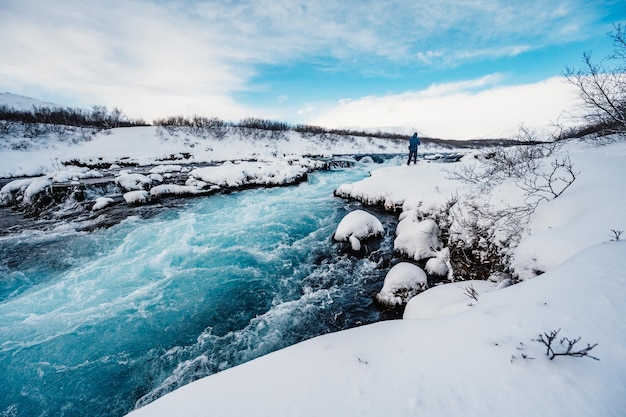 Wodospad Bruarfoss „Najbardziej błękitny wodospad Islandii” Niebieska woda spływa po kamieniach Zima Islandia Odwiedź Islandię
