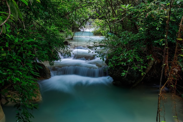 Wodospad Erawanpiękny wodospad w głębokim lesieTajlandia