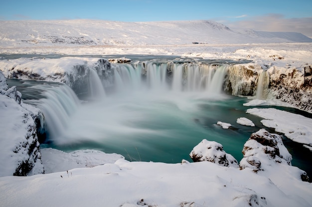 Zdjęcie wodospad godafoss w zimie pokryty śniegiem na islandii