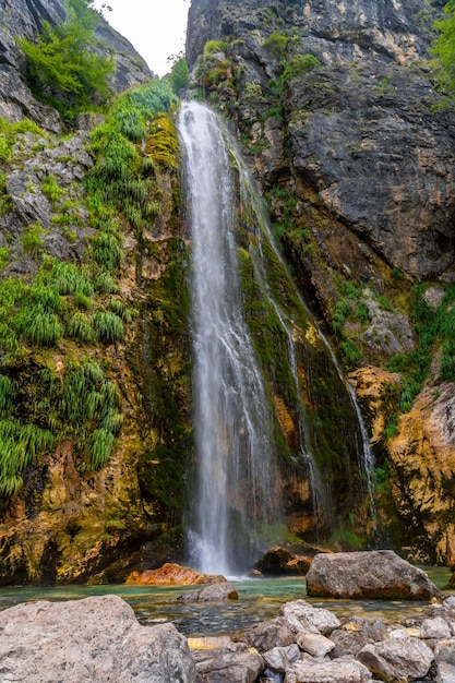 Wodospad Grunas w parku narodowym Theth latem w Albanii, Alpy Albańskie