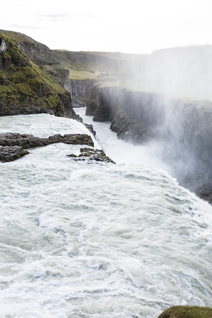 Wodospad Gullfoss spada w kanionie rzeki Olfusa