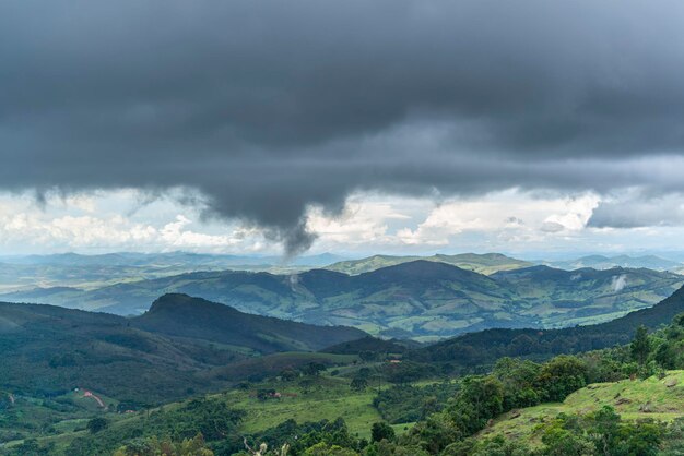 Wodospad i las deszczowy Aiuruoca Minas Gerais Brazylia Wodospad dos Garcia