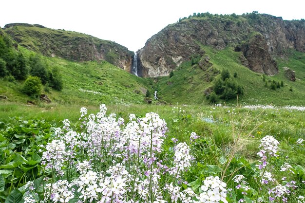 Wodospad Karakayasu otoczony górami Kaukazu w pobliżu Elbrus Jilysu Rosja