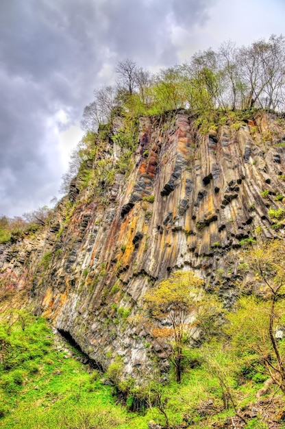 Zdjęcie wodospad kegon, jeden z najwyższych wodospadów w japonii, znajduje się w parku narodowym nikko.