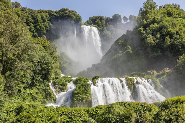 Wodospad Marmore w regionie Umbria Włochy Niesamowita kaskada rozpryskująca się do natury z drzewami i skałami