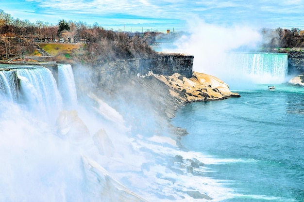 Wodospad Niagara, strona amerykańska. Widok na wodospady American Falls i Bridal Veil Falls. Natura. Wiosna