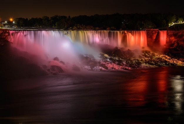 Wodospad Niagara w nocy. wodospad o zachodzie słońca