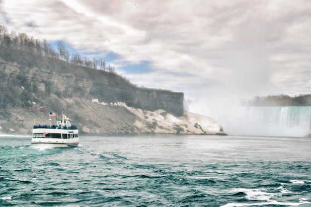 Wodospad Niagara ze statkiem. Widok z Niagara State Park na American Falls, Bridal Veil Falls, Goat Island i Horseshoe w tle.