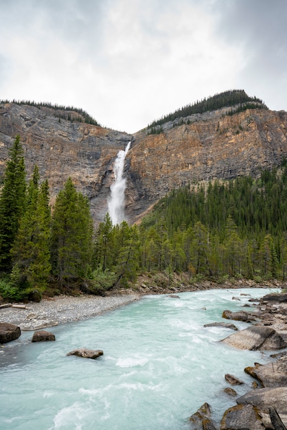 Wodospad obok rzeki w Kanadzie