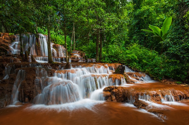 Wodospad Pa-wai, piękny wodospad w prowincji Tak, ThaiLand.