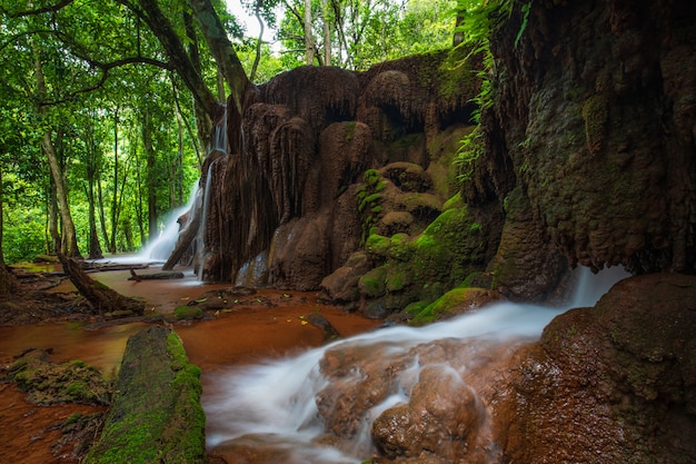 Wodospad Pa-wai, piękny wodospad w prowincji Tak, ThaiLand.