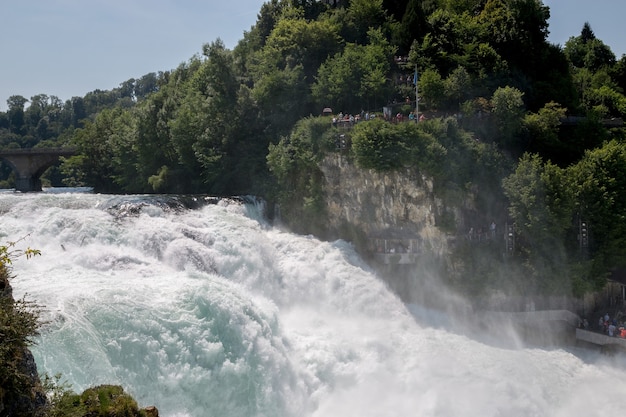 Wodospad Renu To Największy Wodospad W Europie W Schaffhausen W Szwajcarii. Letni Krajobraz, Słoneczna Pogoda, Błękitne Niebo I Słoneczny Dzień