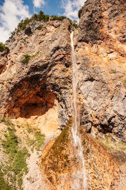Wodospad Rinka położony w Parku Narodowym Logarska dolina w Słowenii Drugi najwyższy wodospad w Słowenii Popularny cel wędrówek w Alpach