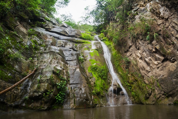 Wodospad Salto del Mico otoczony skałami w Villeta w Kolumbii